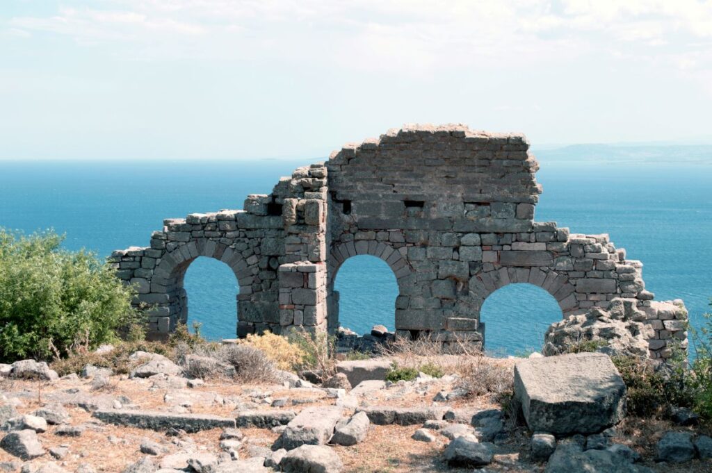 Assos