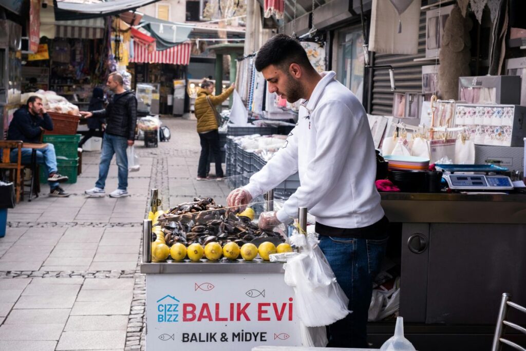 Midye dolma sold by a street vendor in Istanbul at night